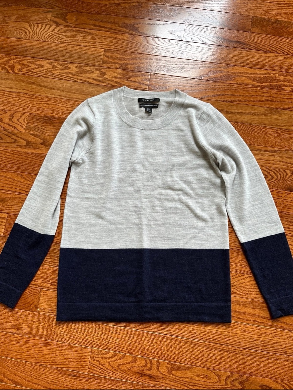 TAHARI Women's Gray & Navy Colorblock Crewneck Sweater